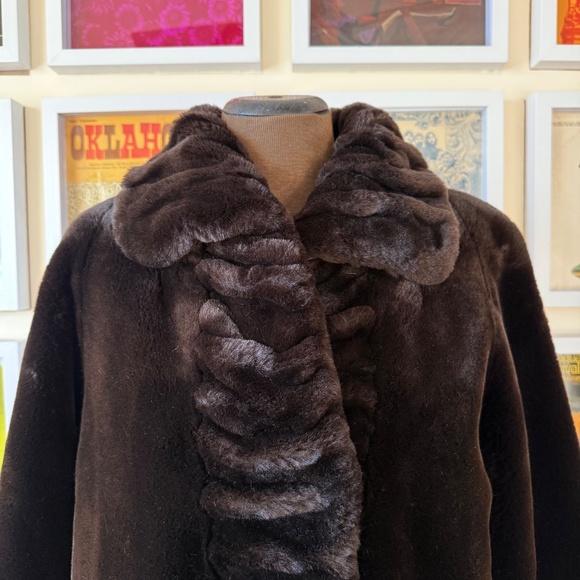 Vintage 90s Elegant full-length faux-fur coat in deep espresso/chocolate - Picture 4 of 14
